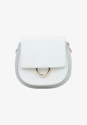 Bílá kožená kabelka s texturovaným povrchem, s klopovým uzávěrem a kulatým zlatým detailem na přední straně.