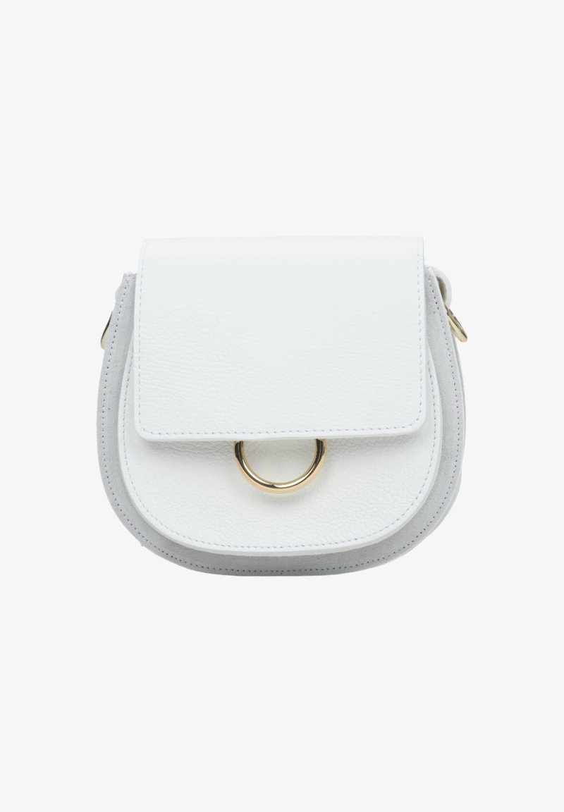 Wit leren handtas met een textuurafwerking, voorzien van een klep sluiting en een ronde gouden hardware detail aan de voorkant.