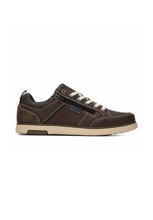 Zapatilla casual marrón oscuro con suela beige, cordones blancos, cremallera lateral y detalle de costuras rojas sobre fondo blanco.