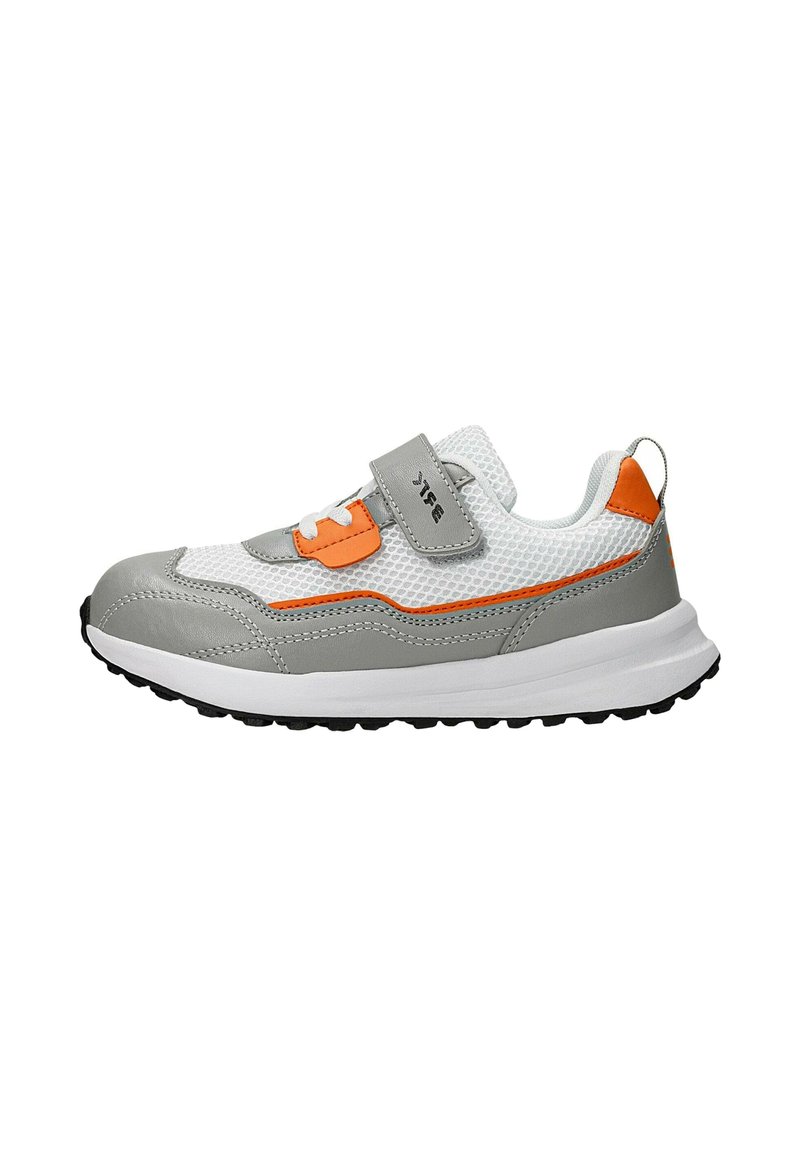Baskets grises et blanches avec une tige en mesh, des accents orange, une sangle à boucle, un bout arrondi et une semelle en caoutchouc texturé.