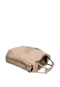 Beige leren handtas met een gestructureerde afwerking, voorzien van zilverkleurige hardware, een ritscompartiment en een gestructureerde vorm.