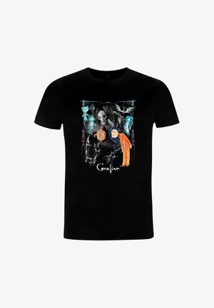 Camiseta de algodón negra con un gráfico colorido de "Coraline," que muestra personajes y murciélagos sobre un fondo oscuro.