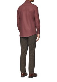 s.Oliver BLACK LABEL TAILORED FIT FEIN STRUKTURIERTES AUS COMFORT STRETCH - Businesshemd - bordeaux