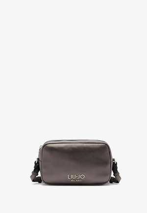 Graue Leder-Crossbody-Tasche mit glatter Oberfläche. Verfügt über einen Reißverschluss, einen verstellbaren Tragegurt und goldene Logo-Details auf der Vorderseite.