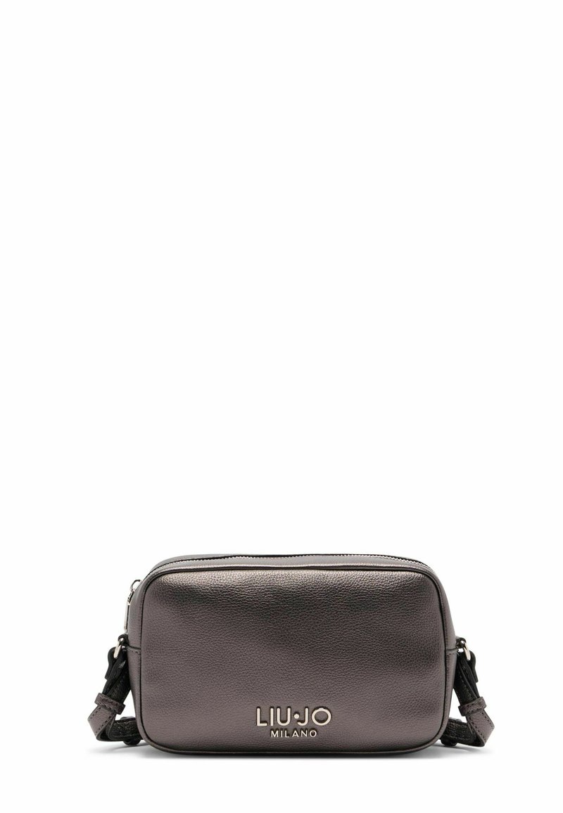 Grå læder crossbody taske med en glat overflade. Har en lynlåslukning, justerbar rem og guld logo-detaljer på fronten.