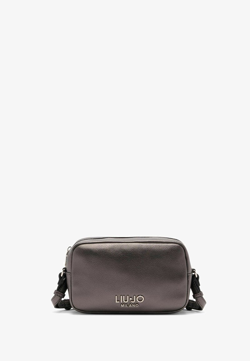 Borsa a tracolla in pelle grigia con una texture liscia. Presenta una chiusura con zip, una tracolla regolabile e dettagli del logo dorato sul fronte.