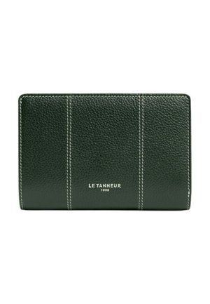 Cartera de cuero verde oscuro con costuras blancas y logo "LE TANNEUR 1898" centrado en el panel frontal.