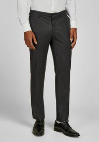 Grijze op maat gemaakte broek met een subtiele textuur, met een rechte pijpontwerp en in contrast met zwarte nette schoenen.
