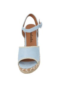 Le zeppe in suede blu chiaro presentano un'apertura sulla parte anteriore, una cinghia alla caviglia con fibbia e una suola in giuta intrecciata con dettagli di cucitura a contrasto.