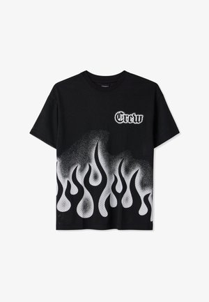 Czarny siateczkowy t-shirt z krótkim rękawem z białymi płomieniami na dole i napisem „Crew” białą gotycką czcionką na piersi.