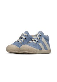 Sneakers alla caviglia in tela blu con suola in gomma beige, con due strisce beige e lacci, texture liscia e punta rinforzata.