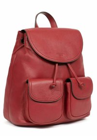 Rode leren rugzak met een ronde flap, trekkoord en twee voorvakken. Zachte textuur en gladde afwerking, voorzien van zwarte accenten.