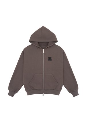 Sweat à capuche marron zippé avec une poche devant, des poignets côtelés et un petit logo noir sur le côté gauche de la poitrine.