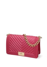 Sac à main en cuir rose matelassé avec une chaîne dorée, de forme rectangulaire, avec un motif en chevrons et un fermoir métallique avec un détail de logo.