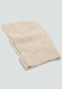 Béžová pletená čiapka z mäkkej vlny; má rebrovaný lem a mierne voľný strih, s zaobleným vrchom a bezšvovým prevedením.