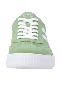 Baskets en daim vert clair avec lacets blancs, semelle blanche et deux bandes blanches sur le côté, vues de face.
