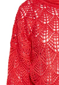 Rood gehaakt topje met een ingewikkeld patroon, open structuur en een losse pasvorm. Gemaakt van een lichtgewicht garen voor ademend vermogen.