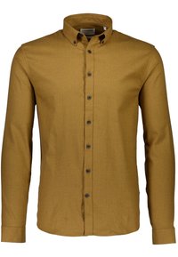 Camicia button-up giallo senape in tessuto testurizzato. Presenta un colletto a punta, maniche lunghe e bottoni neri. Design semplice e classico.