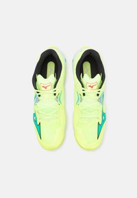 Zapatillas deportivas verde lima con acentos negros, que presentan un upper texturizado, un logo azul en contraste y suela blanca. Incluye cordones tradicionales.