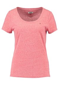 Camiseta de mujer de color rosa jaspeado, de manga corta y escote redondeado, con un pequeño logo de Tommy Jeans en la parte superior izquierda del pecho.