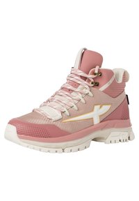 Sneaker alte rosa e crema realizzate in materiali mesh e gomma, con dettagli dorati, tacco testurizzato e lacci a fantasia.