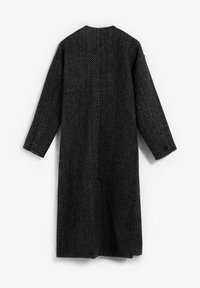 Cappotto lungo in lana grigio scuro con righe diagonali, maniche lunghe, dettagli con bottoni sui polsini, visto da dietro su sfondo bianco.