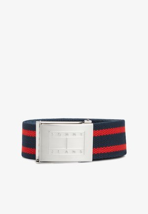 Marineblauwe stoffen riem met twee horizontale rode strepen en een zilverkleurige rechthoekige gesp met gegraveerd "Tommy Jeans" logo.