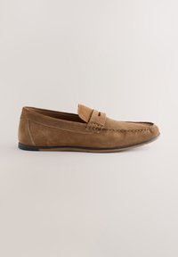 Mocassin homme en daim marron avec détails cousus, lanière penny et fine semelle en caoutchouc, présenté de profil sur un fond neutre.