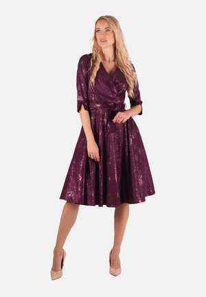 Lila Satin-Wickeldress mit kurzen Ärmeln, ausgestelltem Rock und einem selbstbindenden Gürtel. Besitzt einen subtilen Glanz und eine glatte Textur.