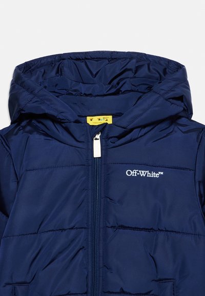 Тъмносиньо подплатено яке с качулка и преден цип, с бяло лого Off-White на гърдите.