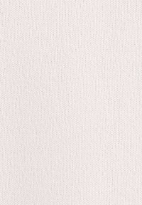 Tessuto bianco lavorato a maglia con una trama liscia e uniforme. Presenta un motivo fine, punti regolarmente distanziati e un aspetto morbido.