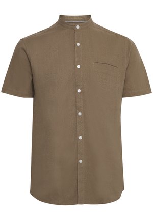 Camicia a maniche corte con colletto di colore verde oliva, con frontale a bottoni, una tasca sul petto e un tessuto testurizzato.
