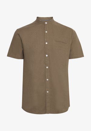 Camisa de manga corta, con cuello, en verde oliva, que presenta un cierre frontal de botones, un bolsillo en el pecho y una tela texturizada.