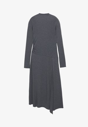 Abito midi a maniche lunghe di colore grigio scuro con scollo rotondo, dettaglio arricciato laterale e orlo drappeggiato asimmetrico su sfondo bianco.