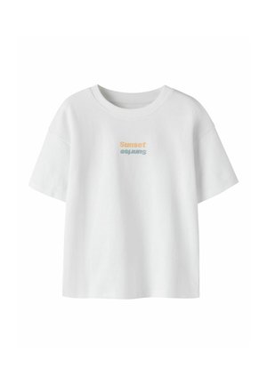 Biały t-shirt z krótkim rękawem i okrągłym dekoltem, z napisem "Sunset" w kolorze pomarańczowym i "Sunrise" w kolorze niebieskim, nadrukowanym do góry nogami na piersi.