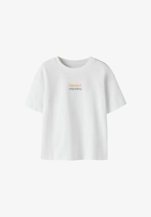 Biały t-shirt z krótkim rękawem i okrągłym dekoltem, z napisem "Sunset" w kolorze pomarańczowym i "Sunrise" w kolorze niebieskim, nadrukowanym do góry nogami na piersi.