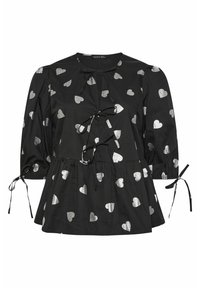 Blusa nera con motivo a cuori argentati, dotata di scollatura rotonda, lacci frontali e maniche a sbuffo con legacci regolabili ai polsini.