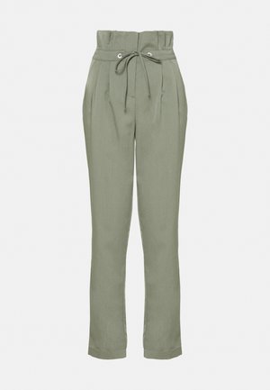 Hoge taille olijfgroene broek met paperbag taille, voorplooien, taps toelopende pijpen en een gestrikte trekkoordriemsluiting.