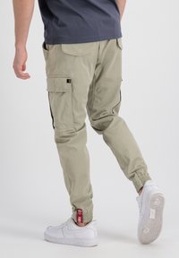 Alpha Industries AIRMAN PANT - Cargobyxor - vintage sand
