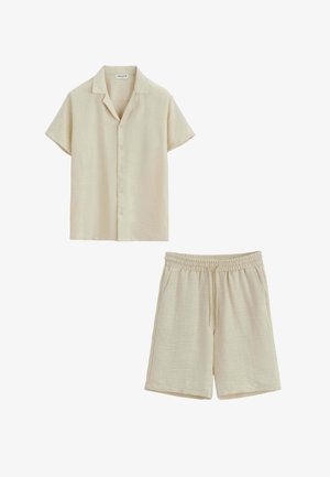 Chemise beige à manches courtes boutonnée avec col, associée à un short beige taille élastique avec cordon et poches latérales.