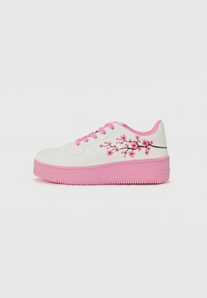 - Sneakersy niskie