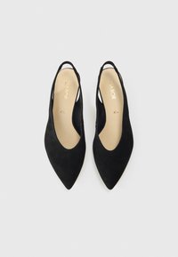 Schwarze Slingback-Pumps mit spitzer Zehenpartie aus weichem Wildleder. Sie verfügen über ein Ausschnitt-Detail an den Seiten und eine gepolsterte Innensohle.