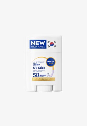 NIVEA Sun Silky UV Stick SPF 50+ PA++++, schweißresistent, parfümfrei, mit koreanischer Flagge und dem Aufkleber „Neu aus Korea“ auf einem weißen Stiftbehälter.