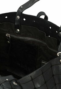 Bolso de mano de cuero negro con un patrón texturizado de cocodrilo, herrajes metálicos, bolsillo con cremallera y un forro de tela de tono verde oscuro.
