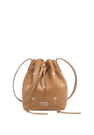 Torba typu worek z jasnobrądkowej skóry z białymi nadrukami palm i logo "BIMBA Y LOLA" z przodu.