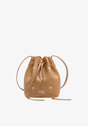 Kožená taška v hnedej farbe sťahovacia s bielymi potlačami palmových stromov a logom "BIMBA Y LOLA" na prednej strane.