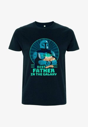 T-shirt di cotone nero con una grafica che raffigura una figura con elmo che tiene una piccola creatura, con la scritta "BEST FATHER IN THE GALAXY" in turchese.