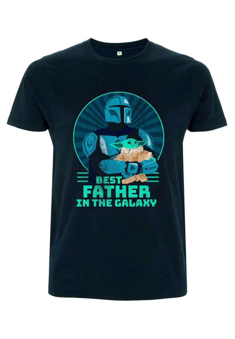 Czarny bawełniany t-shirt z grafiką przedstawiającą postać w hełmie trzymającą małe stworzenie, z napisem "NAJLEPSZY TATA W GALAKTYCE" w kolorze turkusowym.