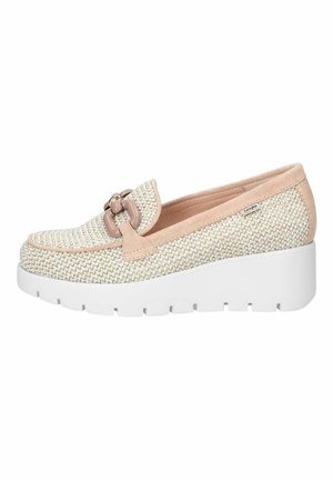 Scarpa slip-on intrecciata beige e crema con accenti rosa, caratterizzata da una suola piatta bianca spessa e una fibbia decorativa sul ponte.
