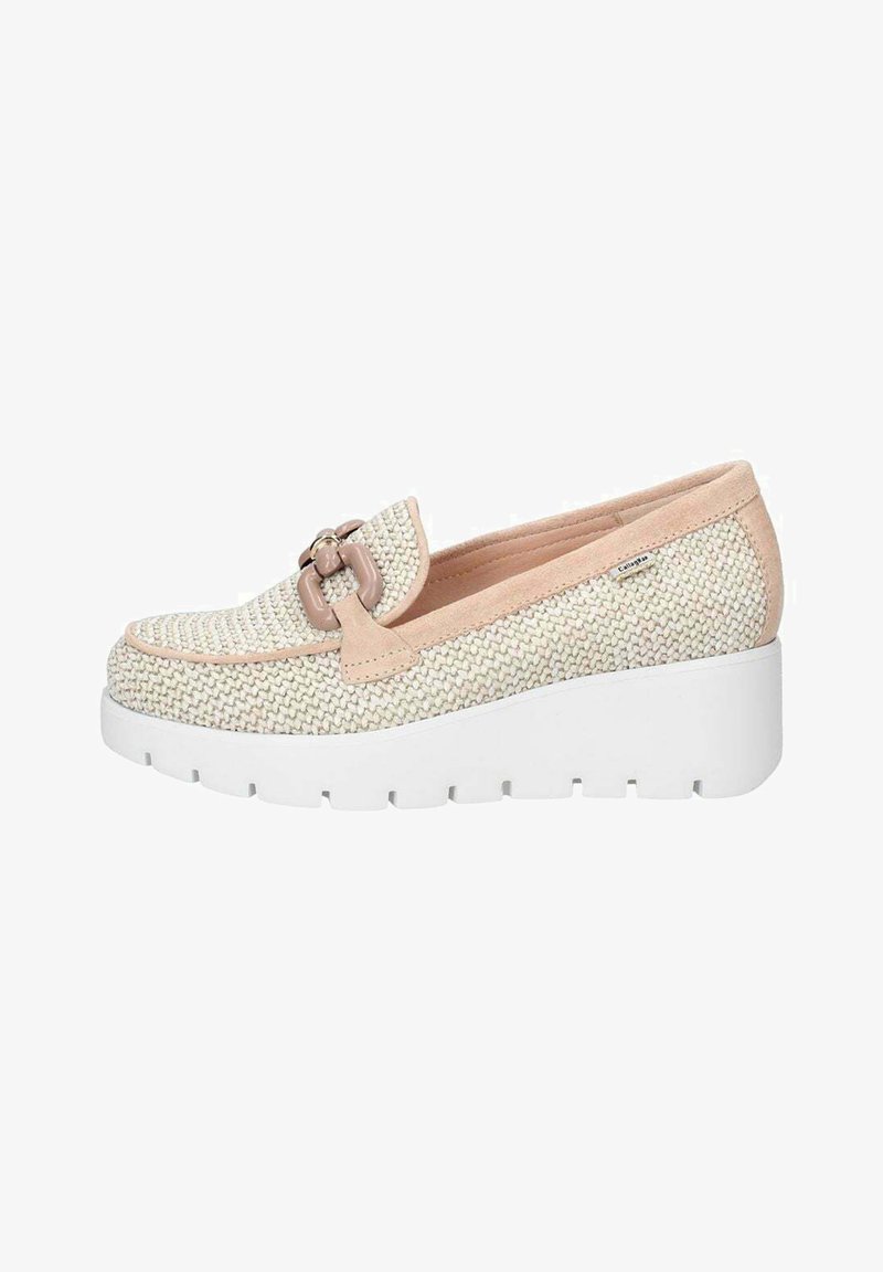 Scarpa slip-on intrecciata beige e crema con accenti rosa, caratterizzata da una suola piatta bianca spessa e una fibbia decorativa sul ponte.